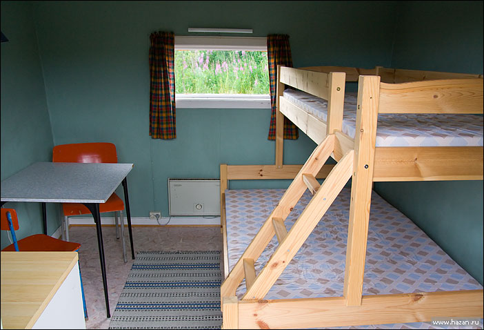 Домик - 2,5-спальная кровать, столик, два стула